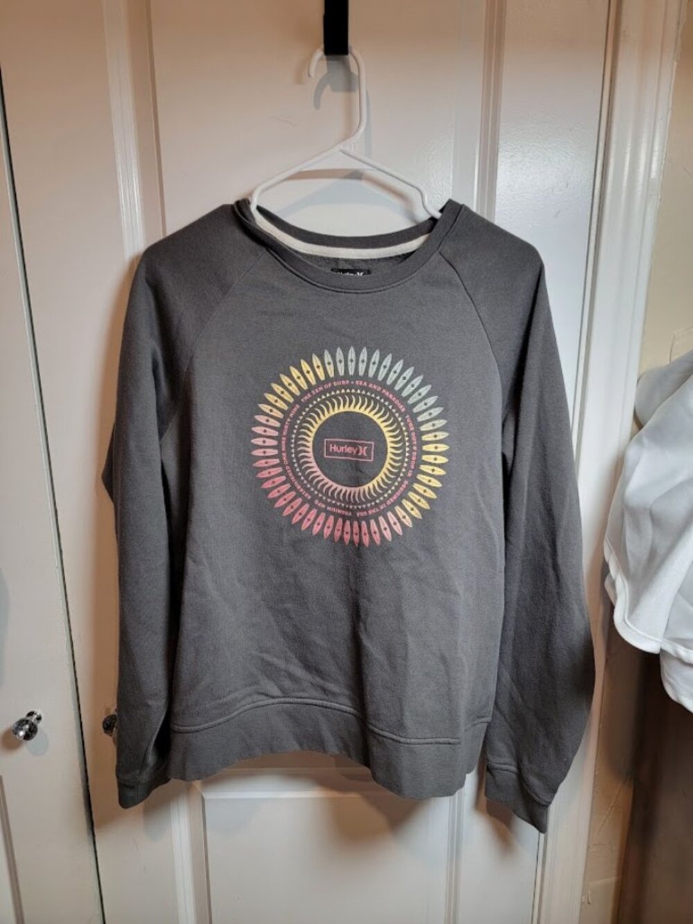Hurley Gray Surf Graphic Crewneck Sweatshirt Men's Medium Sunburst Pullover